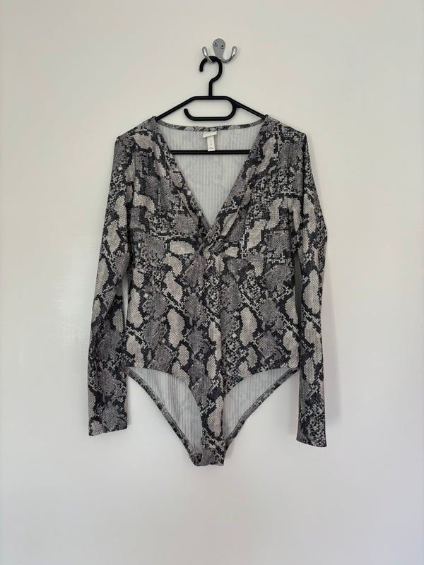 H&M Long Sleeve V-Neck Snake Skin Effect Bodysuit Size L — L
