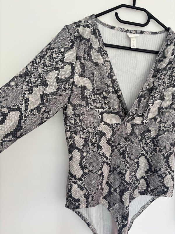 H&M Long Sleeve V-Neck Snake Skin Effect Bodysuit Size L — L