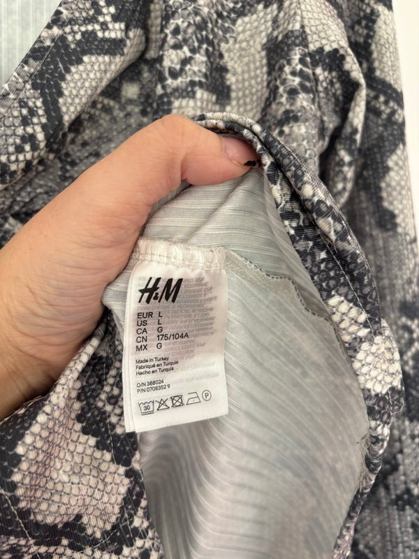 H&M Long Sleeve V-Neck Snake Skin Effect Bodysuit Size L — L
